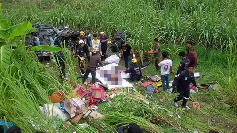กระบะหลุดโค้ง ชนรถบรรทุกวัว ดับคาที่ 2 ส่วนพระสงฆ์เจ็บสาหัส 