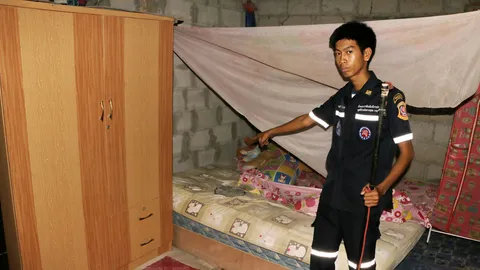 สาวบ้านโป่งแทบช็อก! แม่งูกกไข่บนหัวเตียงนอน แจ้งกู้ภัยจับ