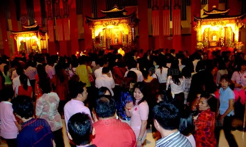 คนฝั่งธนแห่สักการะ 3 มหาเทพจากจีน