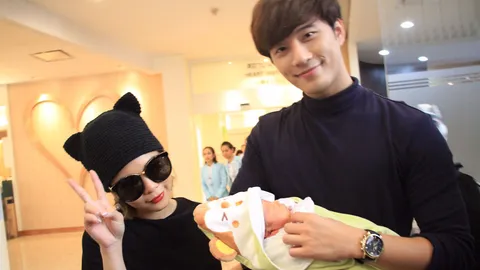 บี้ สงสาร กุ๊บกิ๊บ คลอดลูกเจ็บ ตั้งชื่อจริงน้องเป่าเปา เด็กหญิงพอลลีน่า