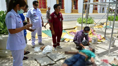 สลด! เฒ่ากรุงเก่าขึ้นปูหลังคาวิหารวัด เอื้อมหยิบของพลัดร่วงคอหักตาย