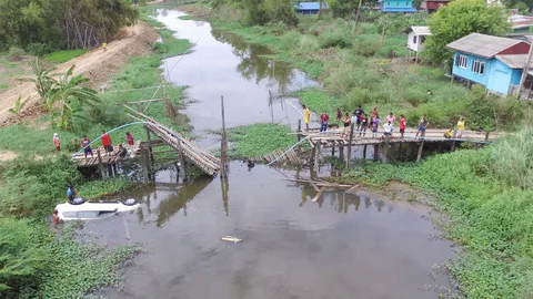 สะพานไม้หัก เก๋งร่วงลงน้ำ 'รอง สวป.อุทัย' คว้าประแจทุบกระจกรอด