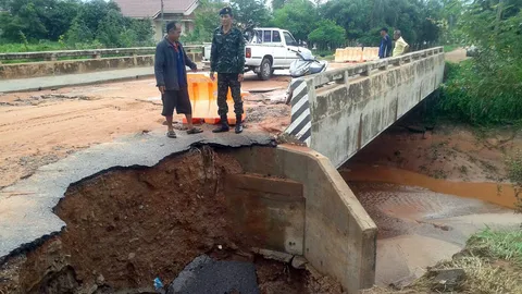 อีสานอ่วม น้ำท่วม ร.ร.-ถนน กาฬสินธุ์คอสะพานคลองเขื่อนลำปาวพัง