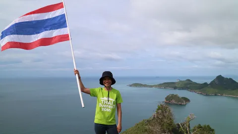 'หมออีม เอเวอเรสต์' นำทีมปีนเขาล้อมหมวก ชมวิวสุดสวยประจวบเมืองสามอ่าว