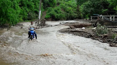 ฝนตกถึงเช้า น้ำหลากลงดอยเชียงใหม่ ถล่มหมู่บ้าน-คนงานพม่า ดับ 1