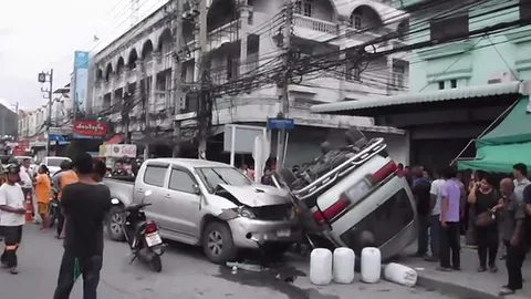 กระบะเสยรถตู้ นร. ขณะกำลังยูเทิร์น พลิกหงายท้อง เจ็บ 5 ราย