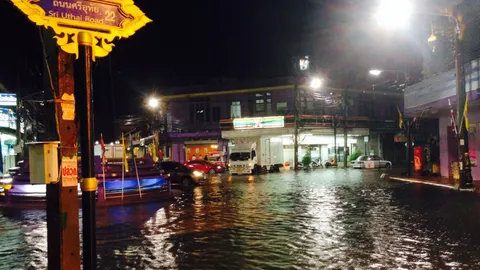 ฝนถล่มอุทัยฯ น้ำขังหลายจุด เอ่อท่วมบ้านเรือนประชาชน