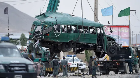 ตาลีบันบึมฆ่าตัวตายโจมตีขบวนรถตร.อัฟกัน ดับ 30 ศพ เจ็บอื้อ