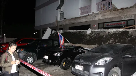 หลังคากันสาดแมนชั่นหรู ย่านบางซื่อ หล่นทับรถยนต์ เสียหาย 8 คันรวด  