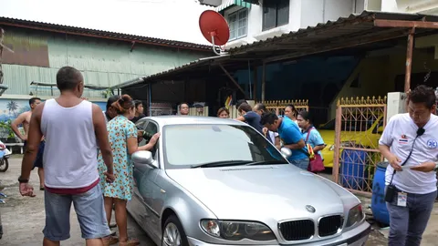 อีกแล้ว เด็กติดในรถ! 1ขวบปู่พาเที่ยว คาดเดินเหยียบปุ่มล็อกข้างเกียร์ 