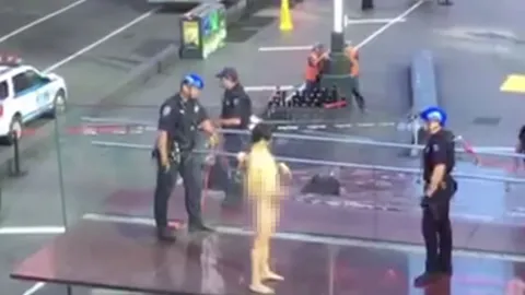 วี้ดว้ายลั่นไทม์สแควร์! ชายหนุ่มแก้ผ้าล่อนจ้อน ตะโกน อยากเจอ ทรัมป์