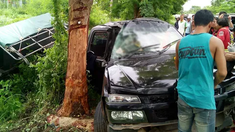 กระบะขนแตงโมเต็มคัน พุ่งข้ามเลนอัดประดู่ริมถนนหนองบัวฯ ดับ 2 ศพ