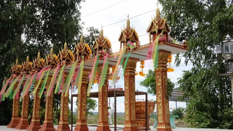 วิญญาณเร่ร่อน..ช่วยคุ้ม ศาลเจ้าที่เรียงรายรับโชค