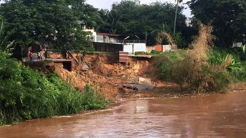 เมืองน่านฝนตกหนัก บ้านริมตลิ่งทรุดแล้ว 5 หลัง