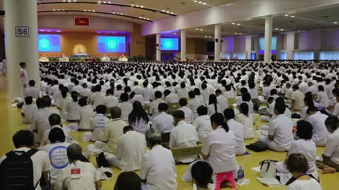 ศิษย์ธรรมกาย ร่วมทำบุญบูชาข้าวพระ เปิดเทปเสียงธัมมชโย นำปฏิบัติธรรม