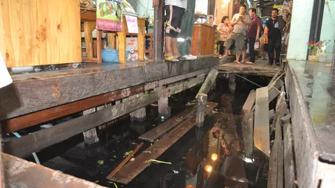 สะพานไม้ตลาดโบราณบางพลีถล่ม นทท.หล่นน้ำ-เจ็บ 2 ราย เร่งซ่อมแซม