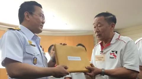 'หมอเหวง' พาแกนนำ นปช. ยื่นหนังสือ กสท.ค้าน ปิดช่อง'พีซ ทีวี'