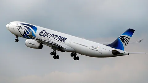 ญาติน้ำตาไหล! เรือสำรวจเตรียมกู้ศพ เหยื่ออียิปต์แอร์ตก ขึ้นจากใต้ทะเล