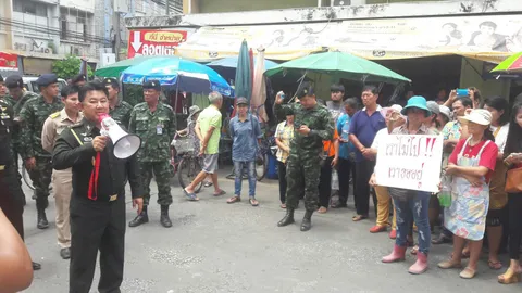 พ่อค้า-แม่ค้า สุพรรณฯ กว่า 100 คน ร้อง คสช. ผ่อนผันให้ขายของชั่วคราว