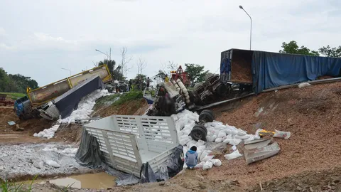 ซ้ำรอยที่เก่า ชนสนั่น 4 คันรวด ทางลงเขาโทน! เส้น 304 กบินทร์บุรี ตาย 1