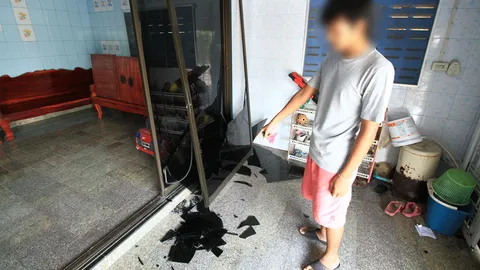 โวยตำรวจไม่ทำคดี! โจ๋บ้าคลั่งควงอาวุธ ปาขวดใส่บ้านย่านคลองหลวงเสียหาย