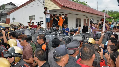 ตร.ผวาเลิกทำแผน คนนับพันเฝ้ารอยำ ฆาตกรฆ่า'ครูอิ๋ว'