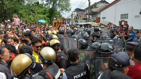 ฝ่าวงล้อม