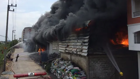 คุมได้แล้ว ไฟไหม้โกดังหลังตลาดไท ลามอาคารพาณิชย์ 1 คูหา