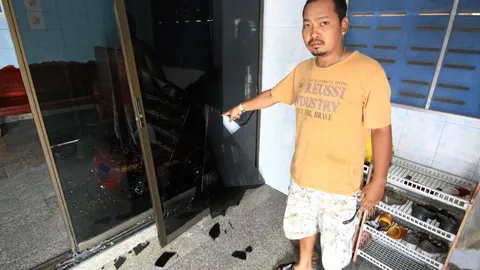 ตร.ปทุมฯ จับโจ๋ยกแก๊ง ทำกร่างไม่เจออริ พาลปาขวดบ้านคนย่านคลองสาม