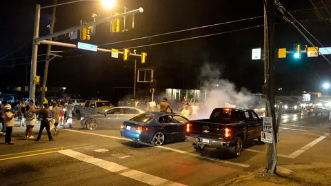 จับกดพื้น ก่อนลั่นไก! 2 ตร.อเมริกันโหด ยิงชายผิวสีดับอีกราย (ชมคลิป)