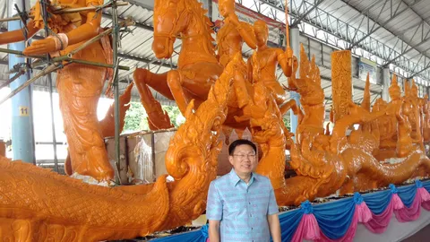 อุบลฯ จัดแห่เทียนยิ่งใหญ่เทศกาลเข้าพรรษา แกะสลักต้นเทียนยาวที่สุดในโลก