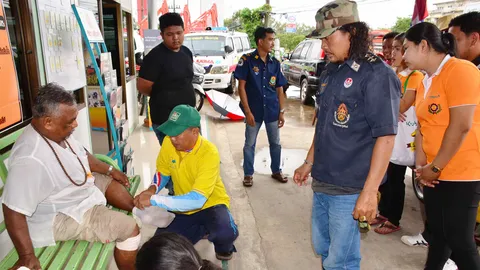 ใจสู้! ลุงไสว พาครอบครัวเดินเท้าถึงชุมพร มุ่งศิริราช ถวายพระพรในหลวง
