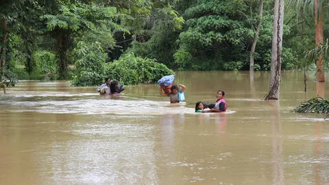 ท่วมถึงอก! น้ำจากกระบี่หลากลงคลอง ท่วมสุราษฎร์ฯ ชาวบ้านเร่งอพยพ