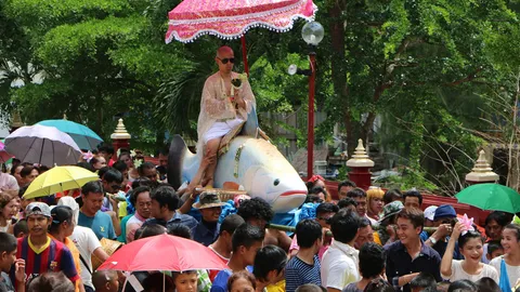 'นาคขี่ปลากะพง' งานบวชลูกชายกำนันบางปะกงจัดใหญ่  โปรยทาน 7 หมื่น