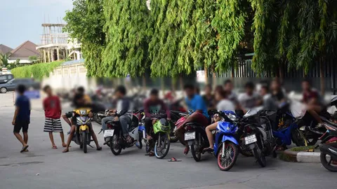 ตาย 3 ศพ แว้นชนตำรวจ! บาดเจ็บ 2 อ้างขี่กลับจากไหว้พระ โดนไล่จับ  