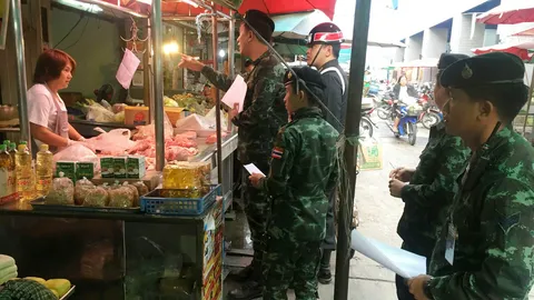 ทหารลุยตรวจตลาดสดเทศบาลสุพรรณฯ แก้ข้อพิพาทผู้ค้า จัดโซนให้ขายชั่วคราว