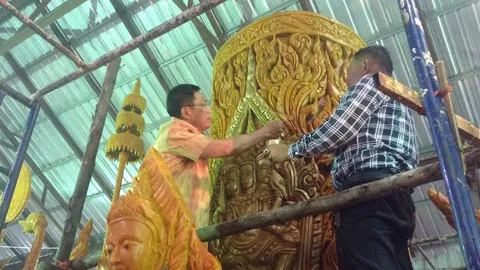 เร่งแกะต้นเทียนทองคำ ขนาด 3 คนโอบ ร่วมขบวนแห่เทียนพรรษาที่อุบลฯ 