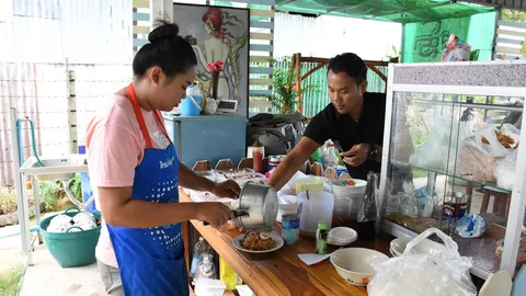 หนุ่มวิศวะเมืองสองแคว ขาย 'เตี๋ยวต้มยำห้อยไข่' แบบกวนๆ ลูกค้าตรึม