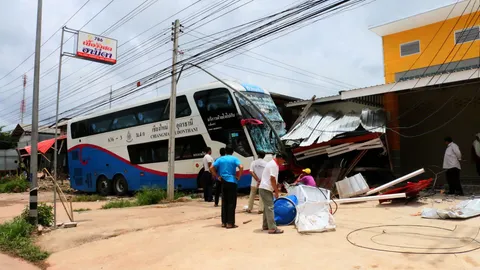 หักหลบหมา! ทัวร์เชียงใหม่-อุดรฯ พุ่งชนบ้าน-ร้านค้า จ.เลย พังยับ 6 หลัง