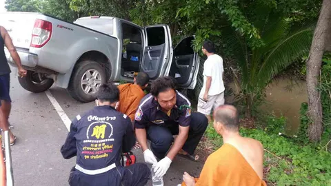 กระบะขนพระ-โยมทำบุญที่ อ.ประโคนชัย หักหลบหมา ชนต้นไม้ ดับ 1 เจ็บ 4