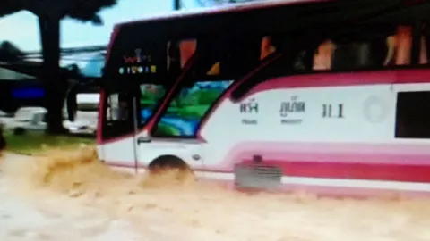 ภูเก็ต ฝนตกต่อเนื่อง น้ำท่วมถนนสายหลัก-จราจรอัมพาต รอการระบาย