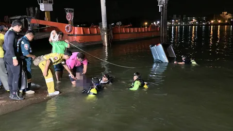 เฒ่า 76 ซิ่งกระบะเฉี่ยวจยย. ขึ้นแพข้ามฟากรถร่วงเจ้าพระยาดับ