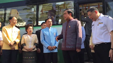 นายกฯ ประชุม ครม. โชว์นั่งรถเมล์ เจอ นศ.เล่นแอพฯ ส่ายหัว