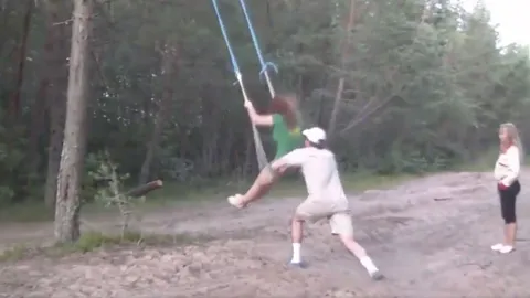 ต่อหน้าต่อตา! ชายหนุ่มจับสาวแกว่งชิงช้าใต้ต้นไม้ สุดท้ายเกิดเหตุไม่คาดฝัน (ชมคลิป)