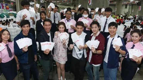 คัดแยกไปรษณียบัตร ทายผลบอลยูโร 16 ยังเดินหน้า ดาราเยี่ยมชมเพียบ! 