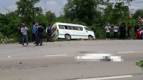 นร.เมืองปทุมขี่จยย.ซ้อน 3 กลับบ้านเจอรถตู้ชน กระเด็นดับ 2 สาหัส 1