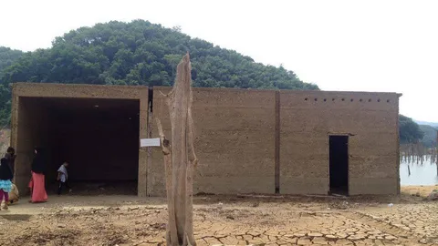 หมู่บ้านในตำนานจมบาดาล 36 ปีโผล่! หลังน้ำเขื่อนบางลางลด คนแห่แชะภาพ