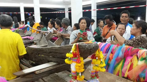 งวดนี้มีเฮ! เลขเด็ด 39, 27 คนแห่ไหว้เจ้าแม่ประดู่ทอง พารวยมาหลายงวด