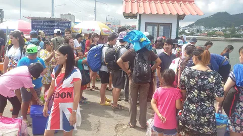 เกาะสีชังคึกคัก ผู้ประกอบการเดินเรือเพิ่มรอบ รับ นทท.ลงเรือข้ามฟาก