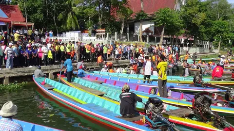 สงขลาจัดกิจกรรมล่องเรือถวายเทียนพรรษาทางน้ำ 9 วัด 